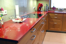 Küche mit roter Kunststeinplatte