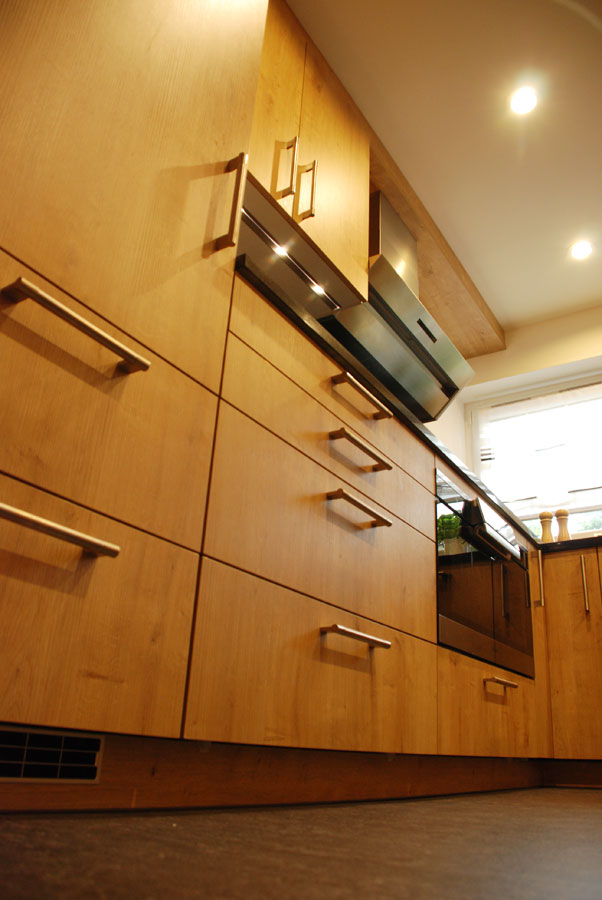 Küche mit schwarzem Granit