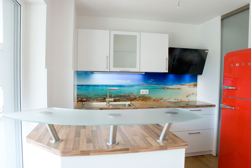 Küche in weiss mit Motiv-Glasrückwand