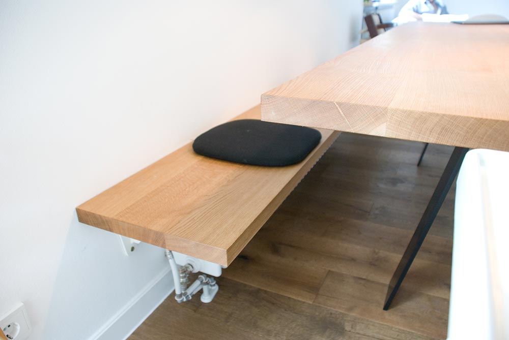 Küche mit Esstisch und Bank