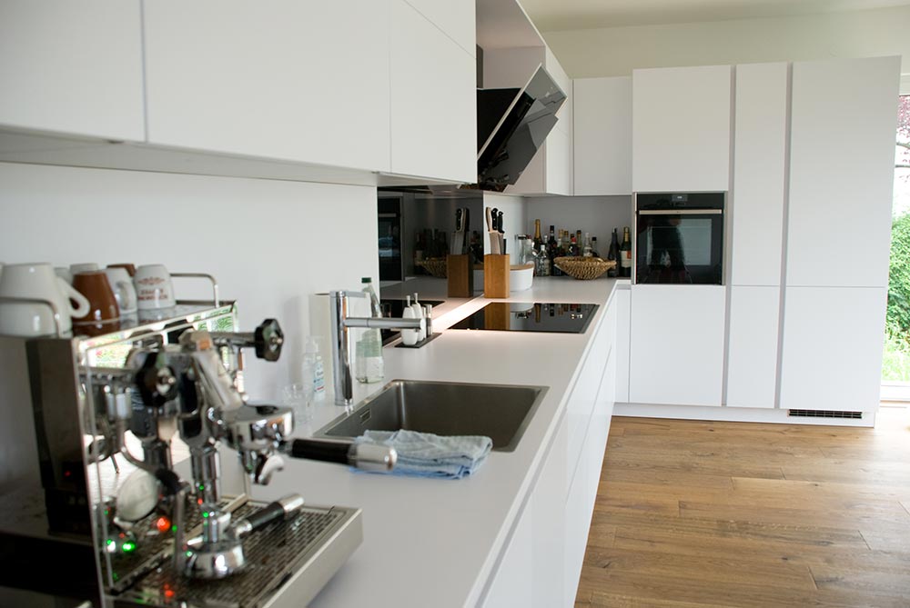 Küche mit Esstisch und Bank