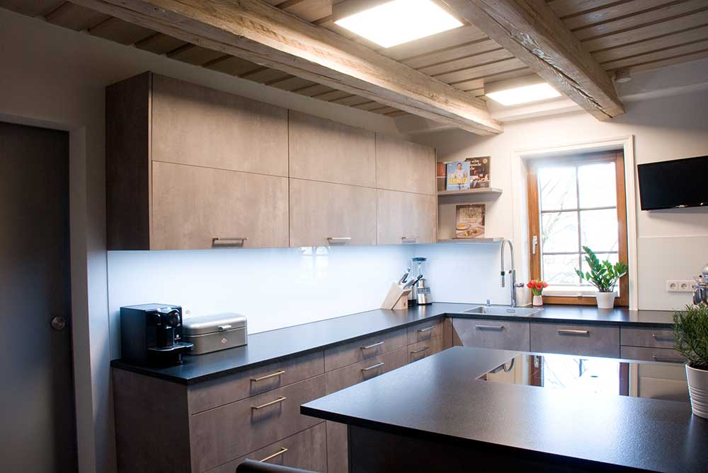 Küche mit Kunststoffdekor und Steinplatte