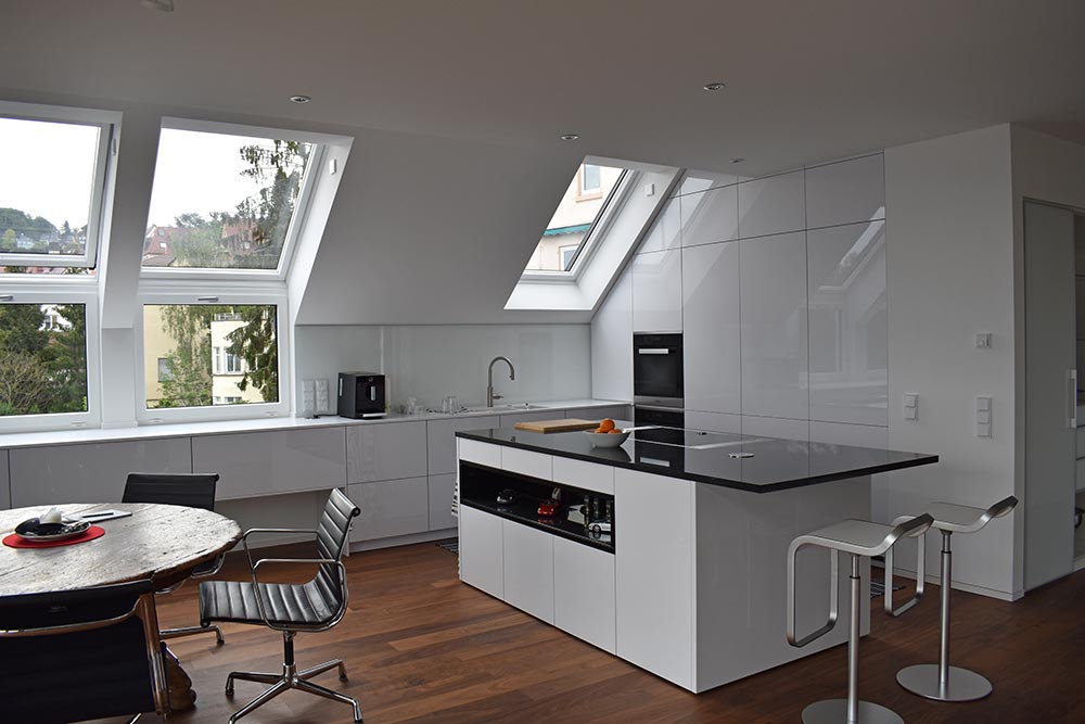 Küche in weiß / Hochglanz unter Dachschräge