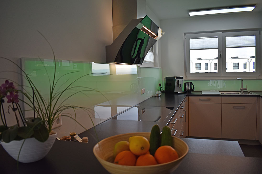 Küche mit beleuchteter Rückwand